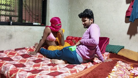 Die Shemale mit dem großen Schwanz, Permi_Pooja, nimmt Jungs und Mädchen in wilder Aktion in Angriff