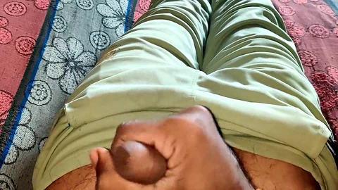 Un muscoloso affascinante e un sexy ragazzo asiatico con un grande cazzo per una sessione romantica senza preservativo