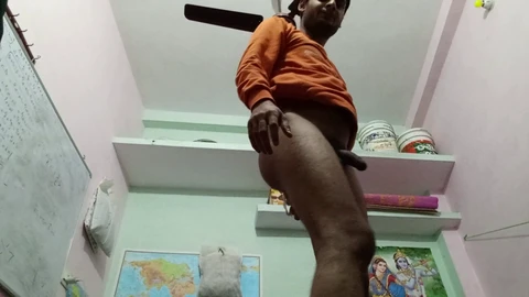 Der indische schwule Mann Bhabhi Chut genießt die Solo-Masturbation mit einem Sexspielzeug.