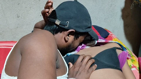 Die schwarze Shemale Permi_Pooja mit einem großen Penis bietet einem Typen ein unvergessliches Erlebnis