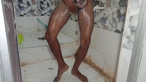Indischer Mann im Badezimmer erwischt, während er sich mit Hindi-Audio befriedigt